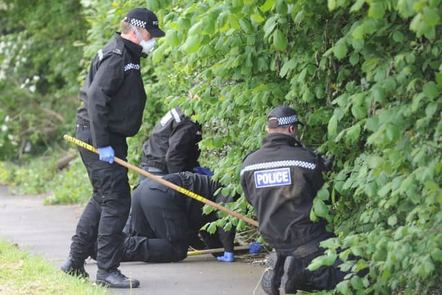 Pictured - Police searching the area off Westfield Lane, Mansfield, Notts., where a body was discovered yesterday evening (Tues) believed to be the body of the missing school girl Amber Peat.
Thomas Temple/rossparry.co.uk