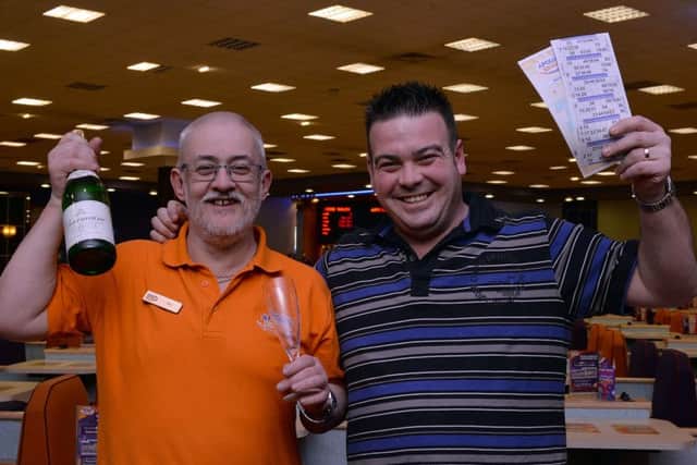 Lee Darrington won a £25,000 jackpot at Apollo Bingo Hall, Mansfield. Lee is pictured with main stage caller Phil