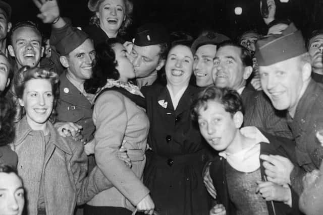Cheering crowds in Piccadilly during the VJ Day celebrations (Photo: Keystone/Getty Images)