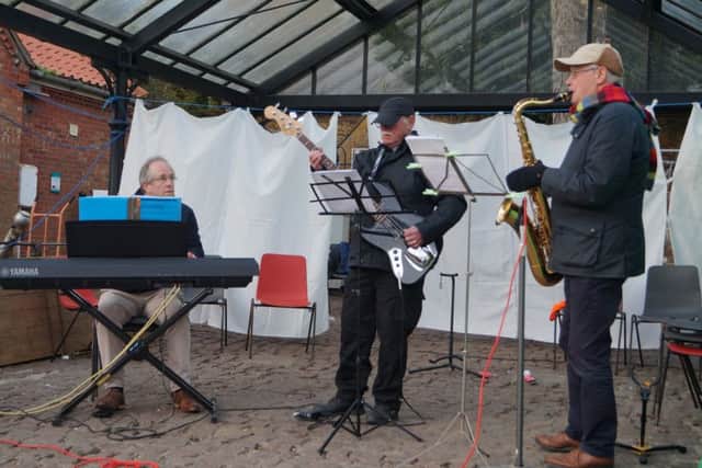 Jazzy tunes kept the crowd entertained EMN-171127-064708001