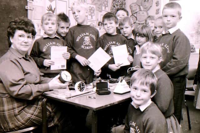Hilary South of Kesteven Blind Society talks to William Alvey School children about her work back in 1992. EMN-171213-122119001