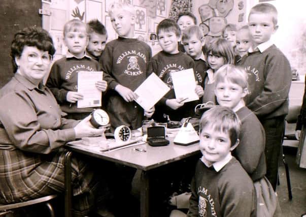 Hilary South of Kesteven Blind Society talks to William Alvey School children about her work back in 1992. EMN-171213-122119001