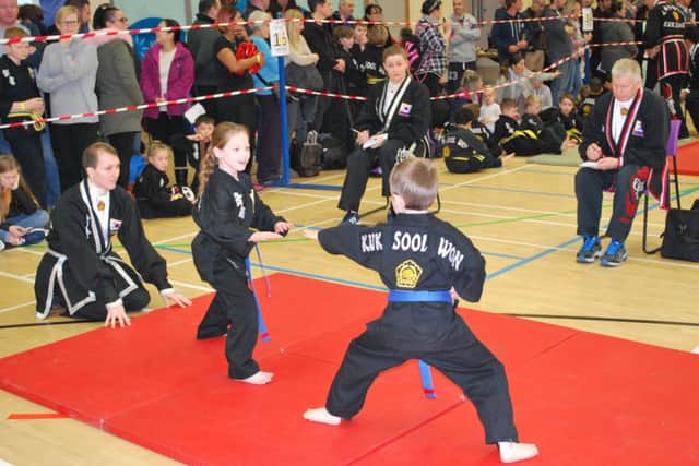 Junior competition action EMN-171214-094846002