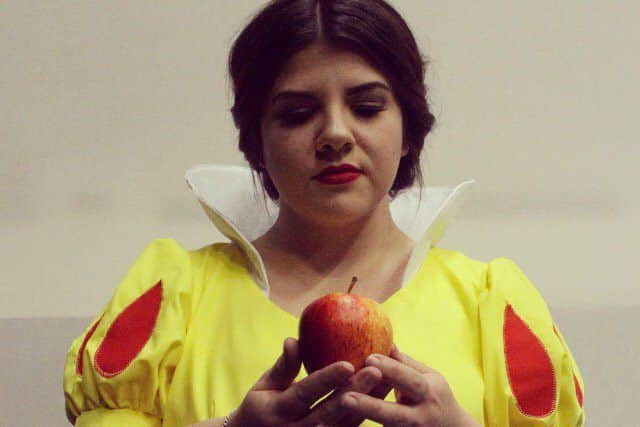 Laura Harris as Snow White EMN-171228-130426001
