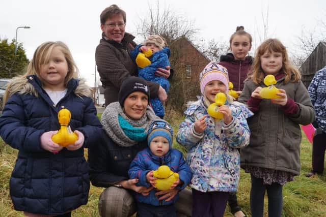 Middle Rasen Duck Race 2017 EMN-180101-154902001
