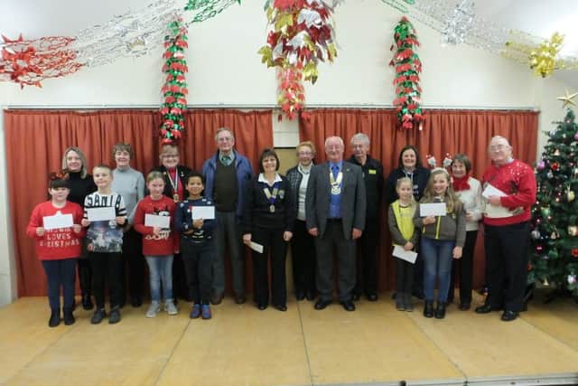 Presentation of cheques by Rotary and Lions EMN-180801-115116001
