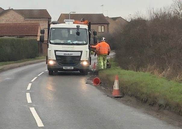 County council highways staff repairing potholes on Moor Lane, Leasingham. EMN-180131-170041001
