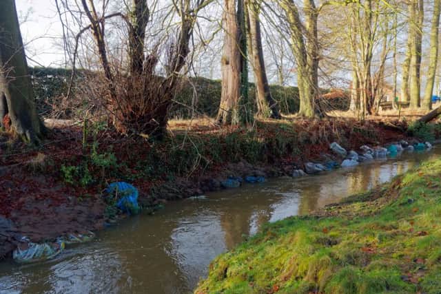 Coloured sacks in the River Rase EMN-180704-091055001