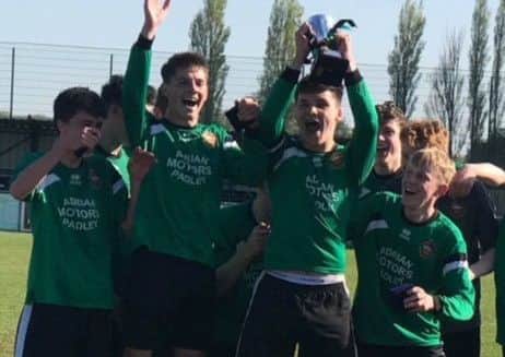 A jubilant Sleaford Town U18s side with the George Addlesee Trophy EMN-181105-122107002