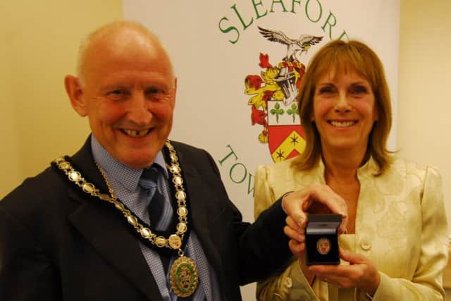 New Mayor of Sleaford Coun Grenville Jackson presents the past mayor's badge to Coun Jan Mathieson, outgoing mayor from 2017-18. EMN-180517-095145001