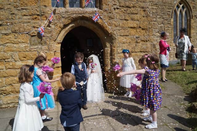The royal couple is showered with confetti EMN-180518-122242001