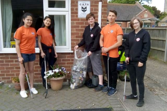 Litter-picking Leos EMN-180406-100140001