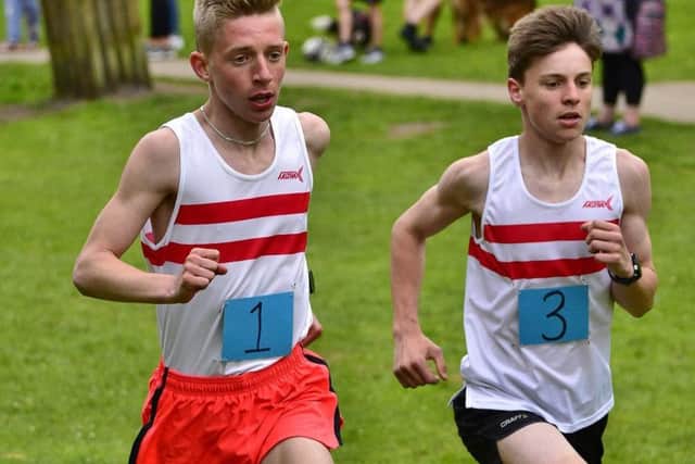Race winner Caleb Stephenson (left) battles it out with clubmate Lloyd Buck in the U17 men's race EMN-181106-131252002