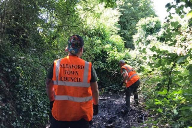 Clean up work in the boundary ditch at Castlefield. EMN-180907-114113001