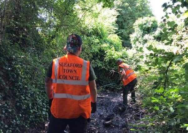 Clean up work in the boundary ditch at Castlefield. EMN-180907-114113001