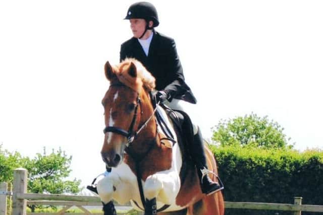 Liz Madeley in the show jumping arena with Flying Colors EMN-180730-103205002