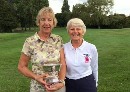 Lady Captain Janet Read presents the Rose Bowl to Jacquie Short.