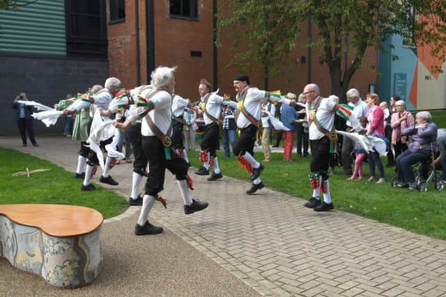 Launch of finished sculptural bench on Eastgate Green. EMN-181009-102355001