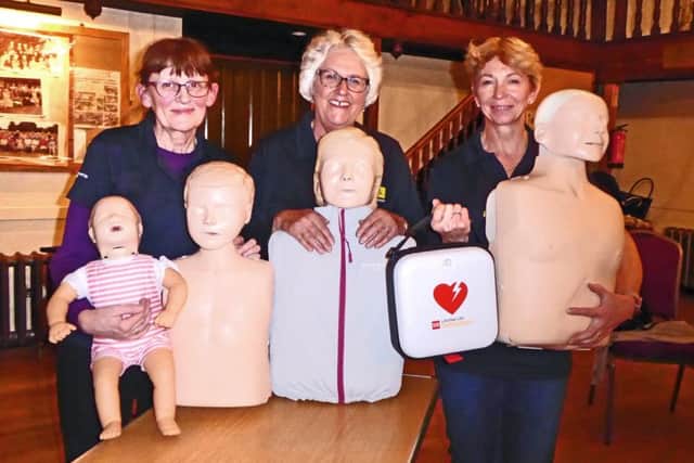 Life-saving demo at Holton le Moor WI EMN-180920-083617001