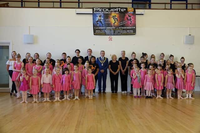 Coun Mark Gale presenting  awards to the Pirouette School of Dance in Spilsby. ANL-180917-203009001