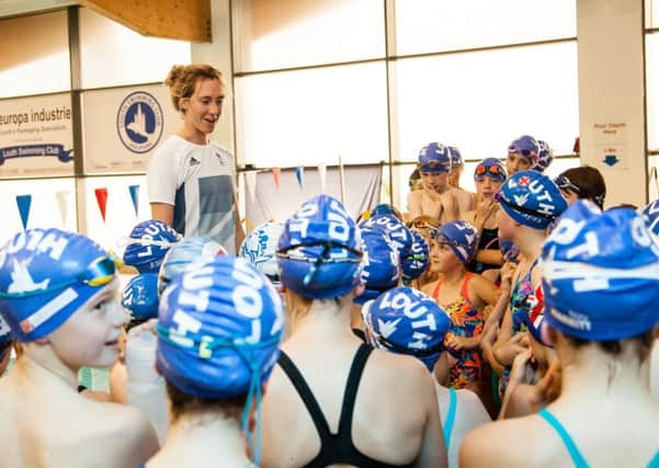 International swimmer Lizzie Simmonds shares a few tips with the young Louth swimmers EMN-180920-152926002