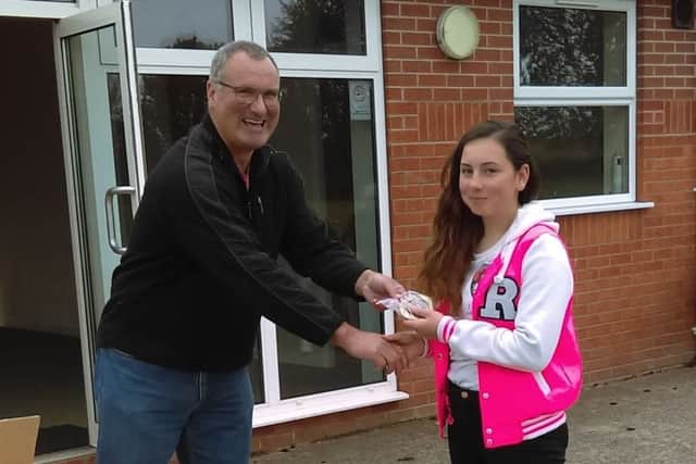 Louise receives her medal from Ian Prescott, tournament organiser and judge EMN-180310-165724002
