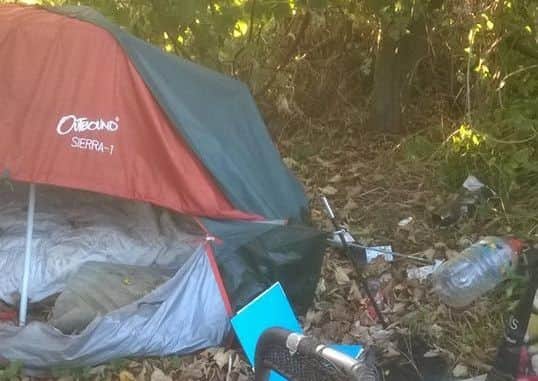 Volunteer beach cleaners found the grim discovery of 100 used hyperdermic needles on illegal sites in Skegness. ANL-180510-084853001