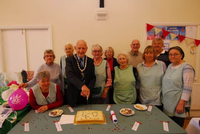 Mayor of Sleaford Coun Grenville Jackson cuts the cake for the 40th anniversary celebration of the Sleaford Country Market. EMN-180710-145059001
