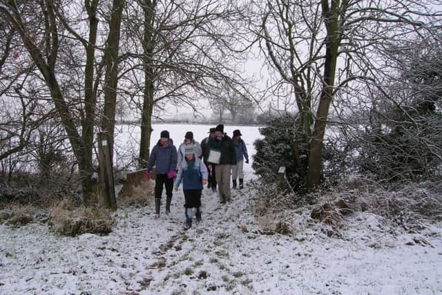 Enjoy a winter walk EMN-181218-155035001
