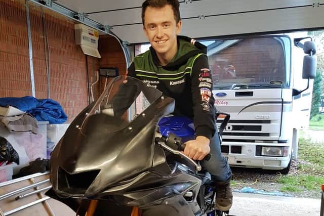Mikey tries the new R6 for size EMN-181220-085920002