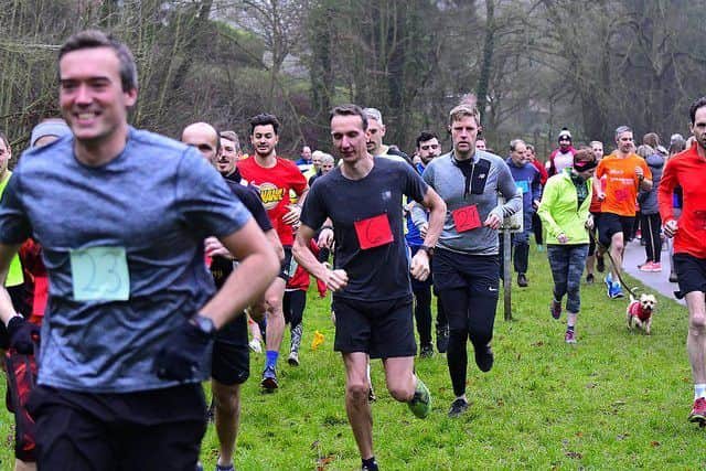 More than 100 runners and walkers turned out at a cold Hubbards Hills EMN-181230-145713002