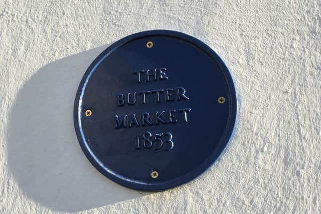 The blue plaque. EMN-190801-112125001