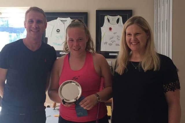 Katie Wells (centre) has turned pro. b8o6UA36ClLvkbTM3njP