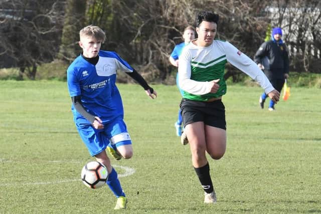 Swineshead (blue) v Pointon (green). Nath Stevens (blue), Jack Myers (green)