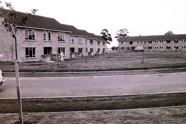 A view of the newly built Eslaforde Gardens council houses off Boston Road in Sleaford in 1965. EMN-141109-113951001