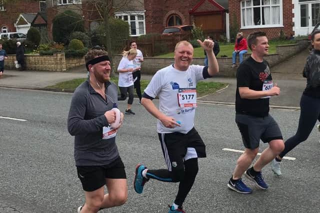 Jamie gives the thumbs-up during the Lincoln 10k race.