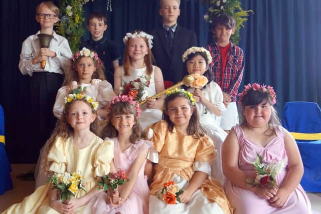Crowning of the May Queen at Binbrook Primary School EMN-190524-074831001