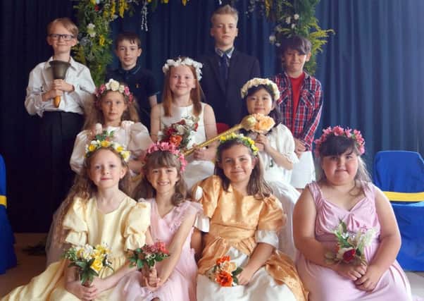 Crowning of the May Queen at Binbrook Primary School EMN-190524-074831001