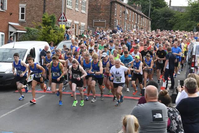Caistor 10k Sting and mini run. Start of the 10k EMN-190807-092538001