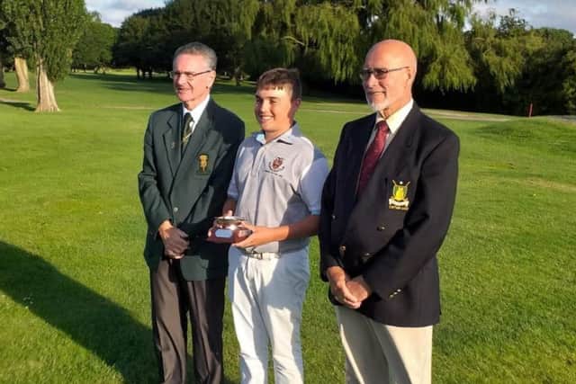 Baines receives his individual prize EMN-190718-124354002