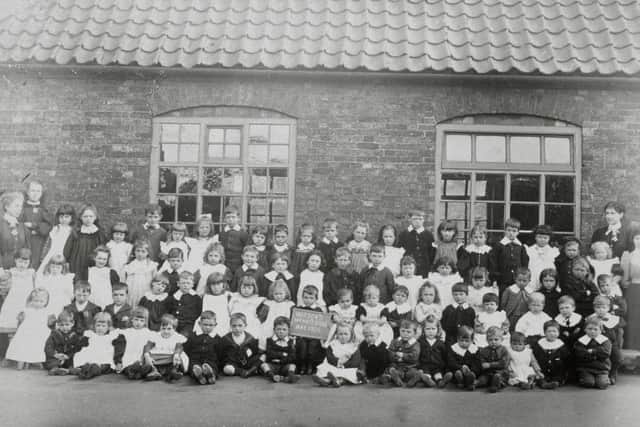 Class of 1900 at Watsons Infant School, Horncastle. EMN-191009-161312001