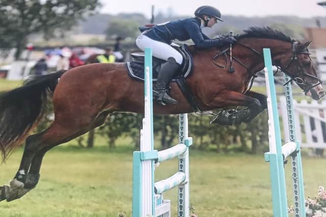 Megan Newsham in show jumping action EMN-191209-144122002