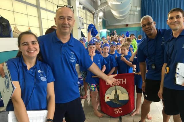 Louth coaches and swimmers at Leeds EMN-191014-121055002