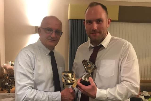 Graeme Boulton presents Danny Bevis with the Bugsy Blast Trophy for most sixes EMN-191024-111846002