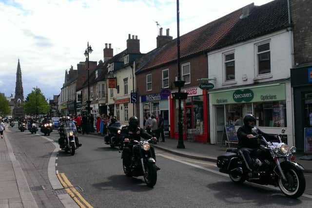 Bikers roar through Sleaford in convoy. EMN-150522-152645001