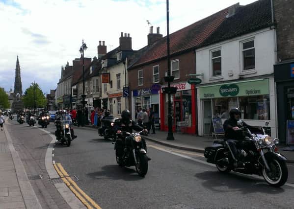 Bikers roar through Sleaford in convoy. EMN-150522-152645001