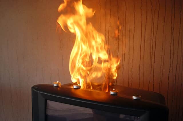 Example of how a fire can easily spread by using tealights carelessly ANL-150922-122631001