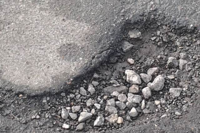Pothole EMN-150316-173940001