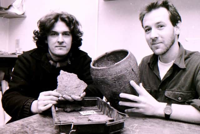 Dale Trimble and Tony Hurley of Lincolnshire Trust for Archaeology with the Iron Age pot. EMN-160116-142351001