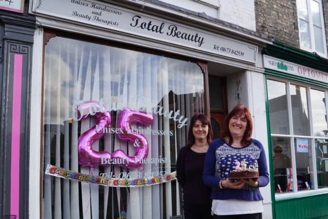Total beauty 25 years EMN-160216-075304001
